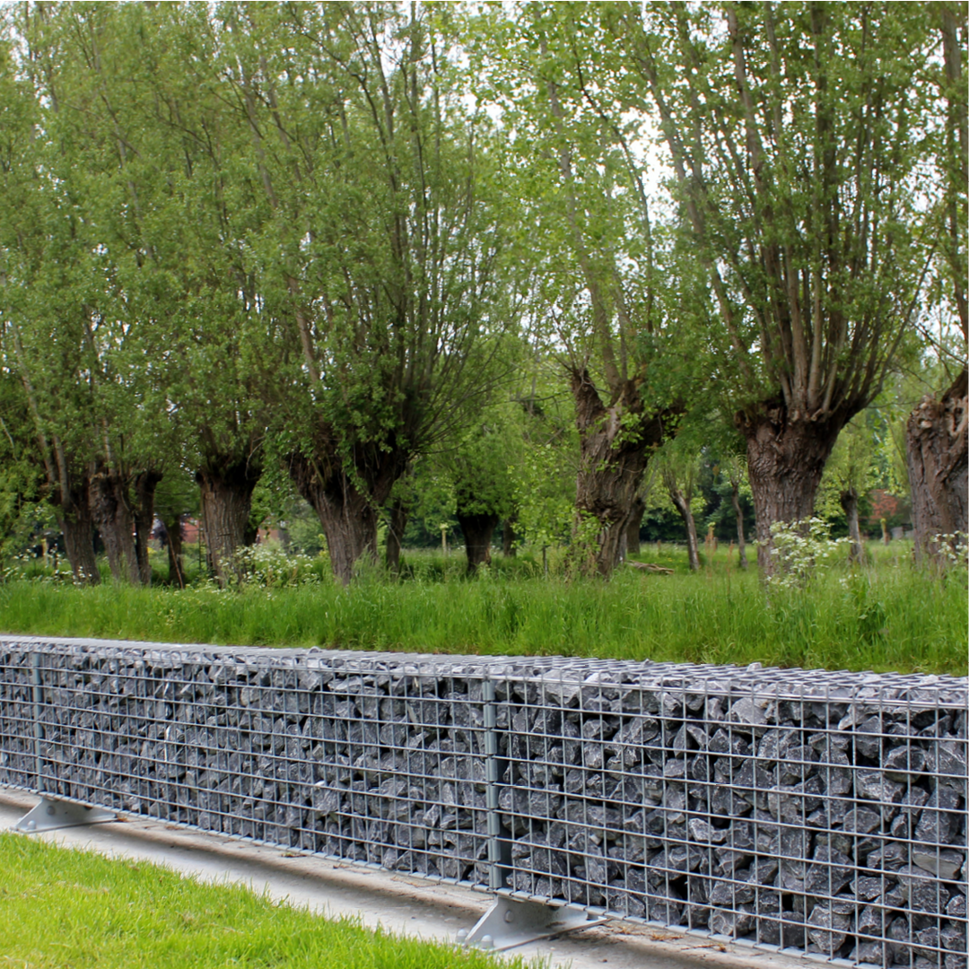 Tuin afsluiting met steenkorven ECCOfence KIT 50 cm hoog gevuld met Breuksteen Belgisch Blauw - Realisatie Jatu.be webshop steenkorven, breukstenen en sierkeien