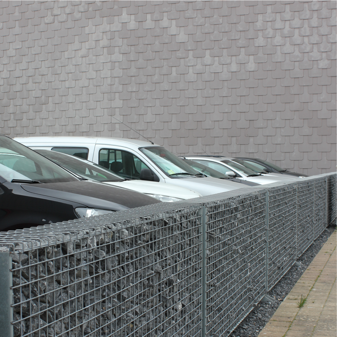 Afsluiting parking met steenkorven ECCOfence KIT 100 cm hoog gevuld met Breuksteen Belgisch Blauw - Realisatie Jatu.be webshop steenkorven, breukstenen en sierkeien