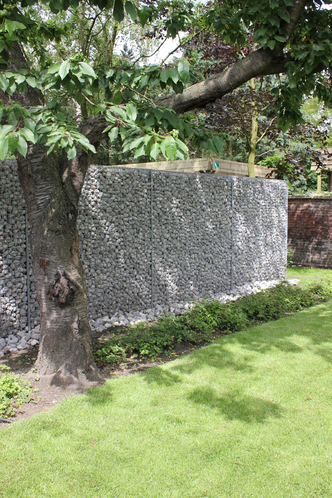 Afsluiting tuin met steenkorven, ECCOfence 200 x 20 x 200 cm gevuld met sierkeien Balthasar - Jatu.be webshop steenkorven, breukstenen en sierkeien