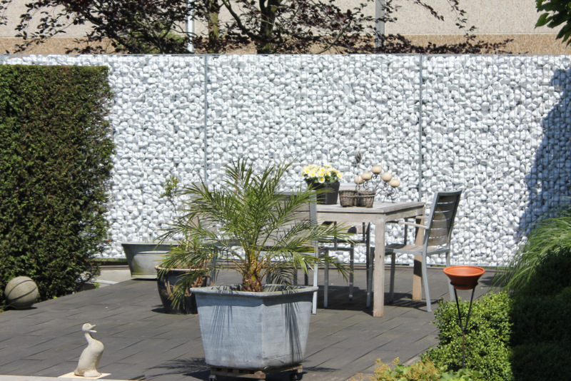 Steenkorf gevuld met witte Carrara keien - Realisatie tuin Jatu.be grindwebshop
