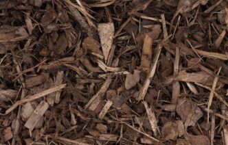 Boomschors Pin Sylvester 10/20 droog. Kopen bij Jatu.be, ideaal voor in de tuin en tussen bloemperken te gebruiken als bodembedekking.