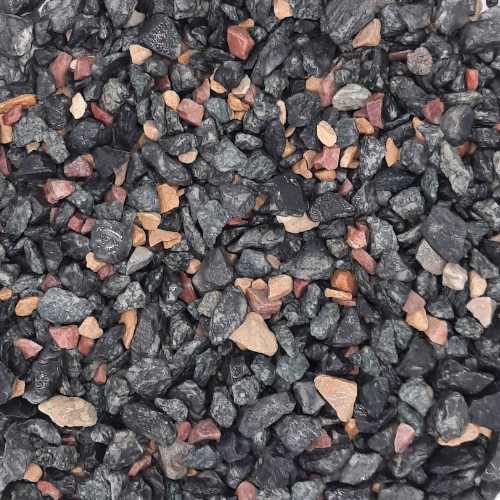 Grauwacke grind kopen, formaat 6 tot 14 mm - Detail grind nat - Jatu.be grindwebshop