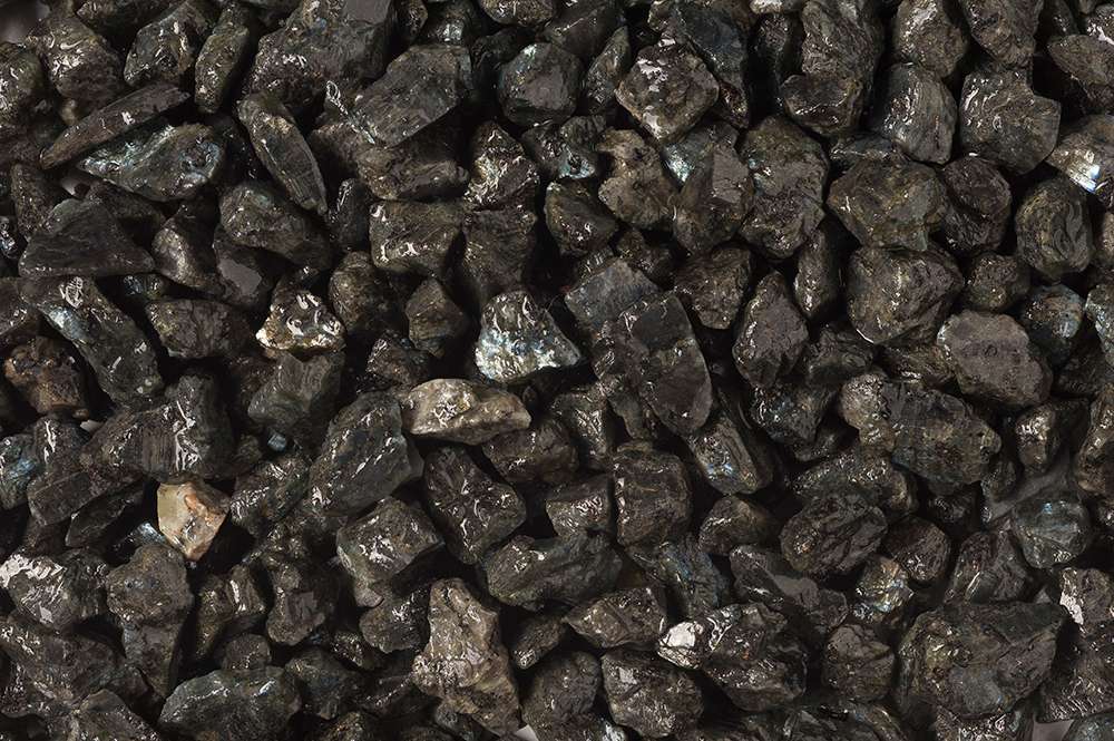 Zwart grind kopen, Moloko 8/11 vulkanisch gesteente met kristallisatie - detail product nat - Jatu.be grindwebshop