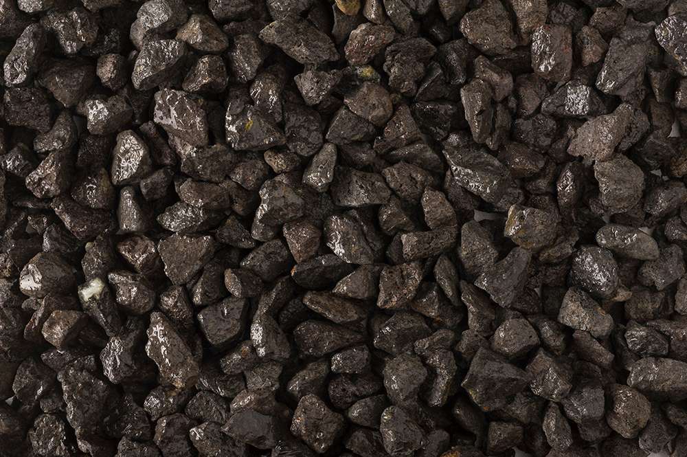 Basalt 8/11 kopen, zwart-grijs siergrind, detail product nat - Jatu.be grindwebshop