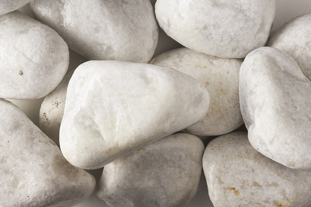 Grote Carrara keien kopen voor steenkorven, formaat 60 tot 100mm - Detail product nat - Jatu.be grindwebshop