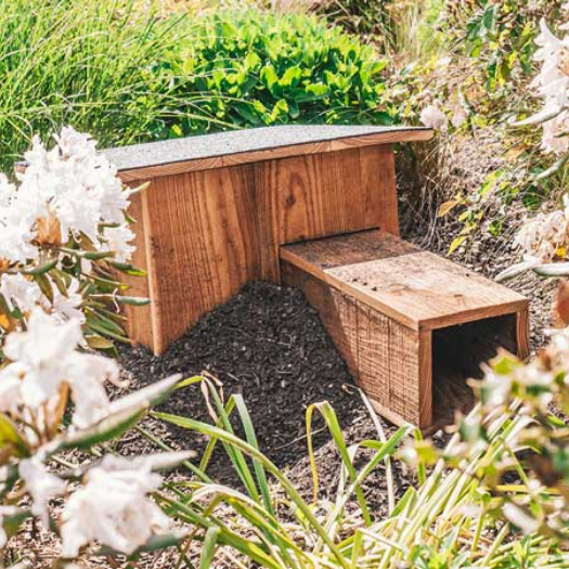 plaatsing van een egelhuis in de tuin