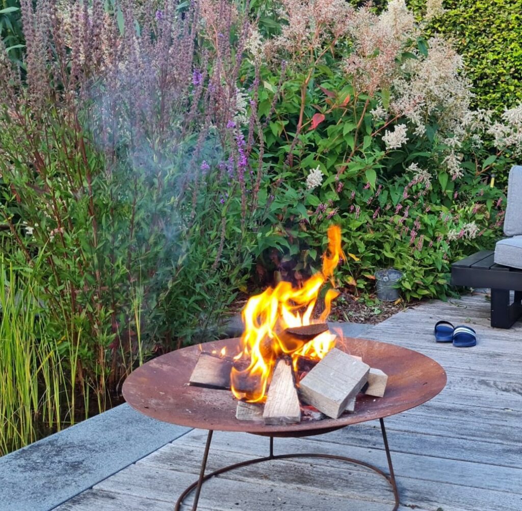 Terras tuin met Diablo vuurschaal en Rido vuurschaalhouder - Realisatie Jatu.be