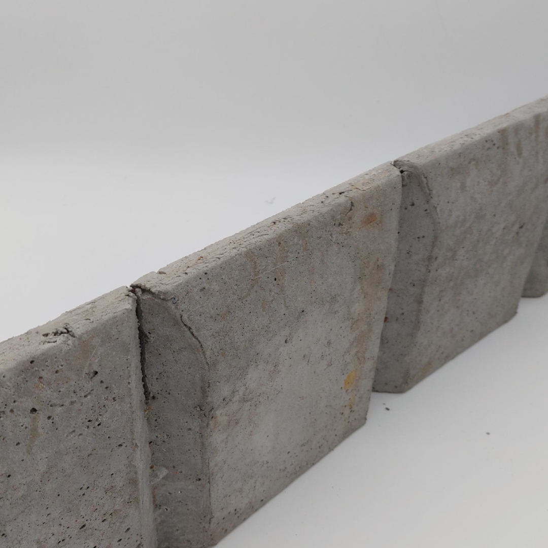 Voortuin aangelegd met vervormbare Wirtz betonborduren - Realisatie Jatu.be