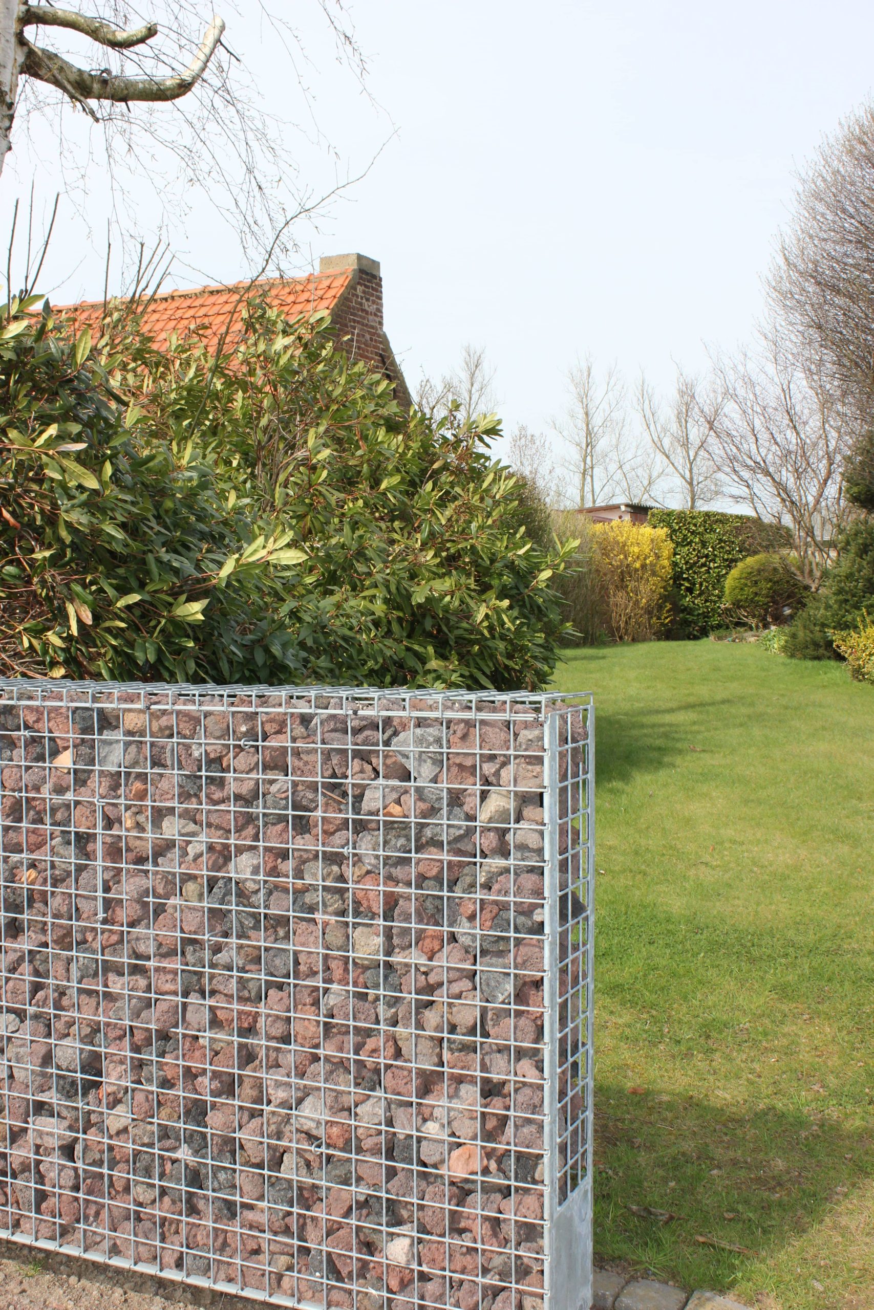 Afsluiting tuin met steenkorven ECCOfence KIT 150 cm hoog gevuld met Breuksteen Belgisch Rood - Realisatie Jatu.be webshop steenkorven, breukstenen en sierkeien