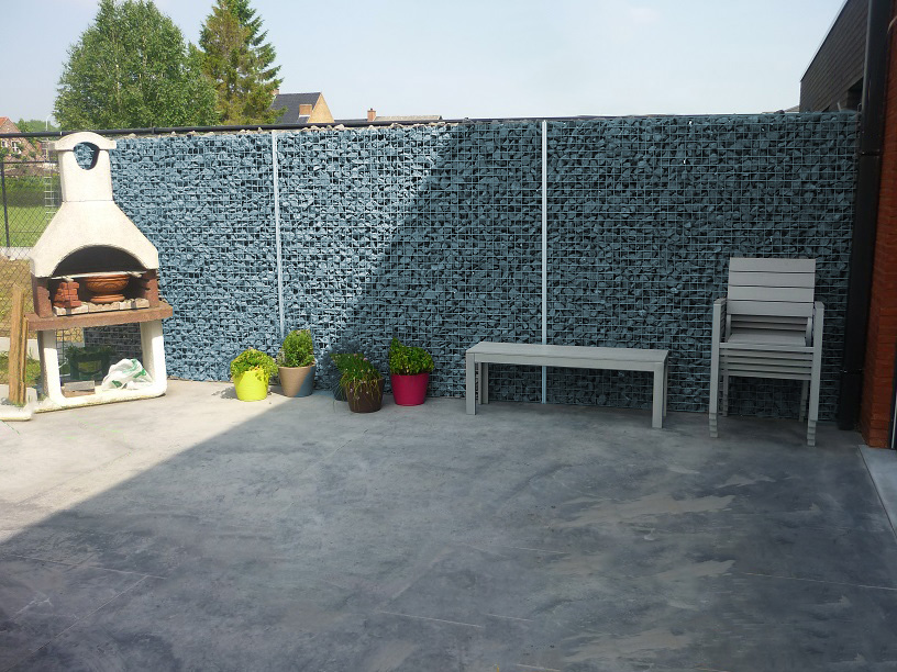 Smalle steenkorf als scheidingswand tussen buren - Realisatie met ECCOfence ALUbox 190cm en Breuksteen Belgisch Blauw - Jatu.be webshop