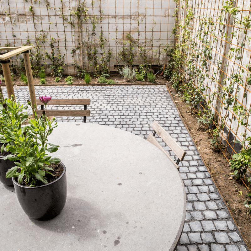 Terras aangelegd met klinkers op net, is waterdoorlatend