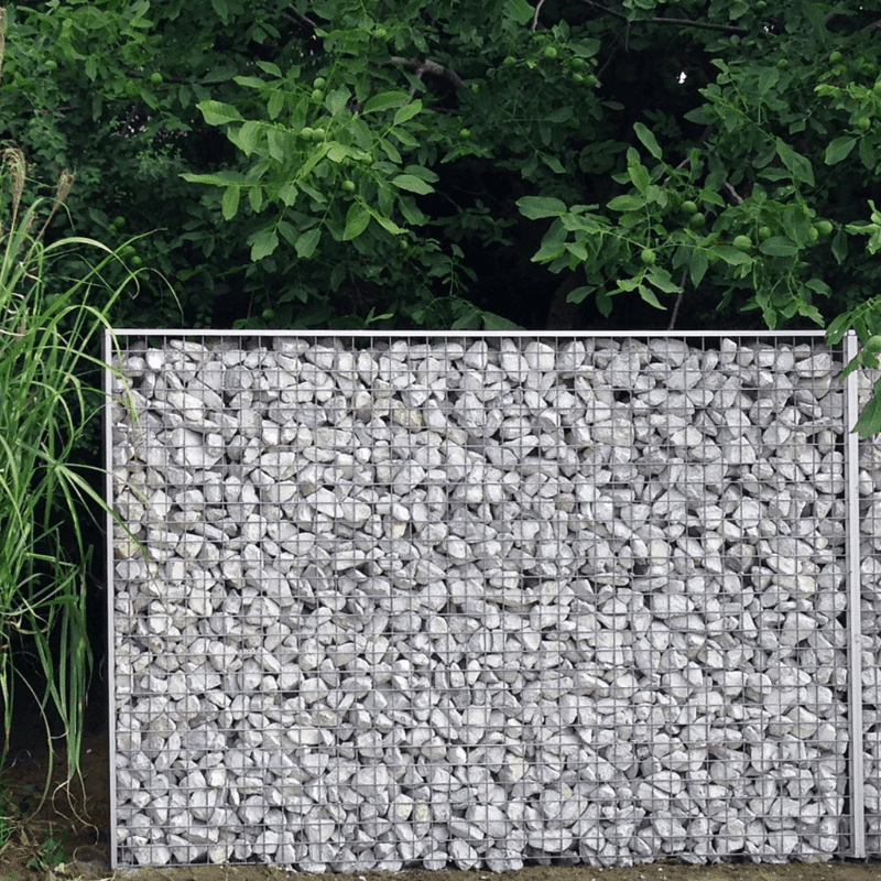 Smalle steenkorf als afsluiting in tuin, ECCOfence ALUbox 140 x 16,5 x 201 cm - Realisatie Jatu.be webshop steenkorven, breukstenen en sierkeien