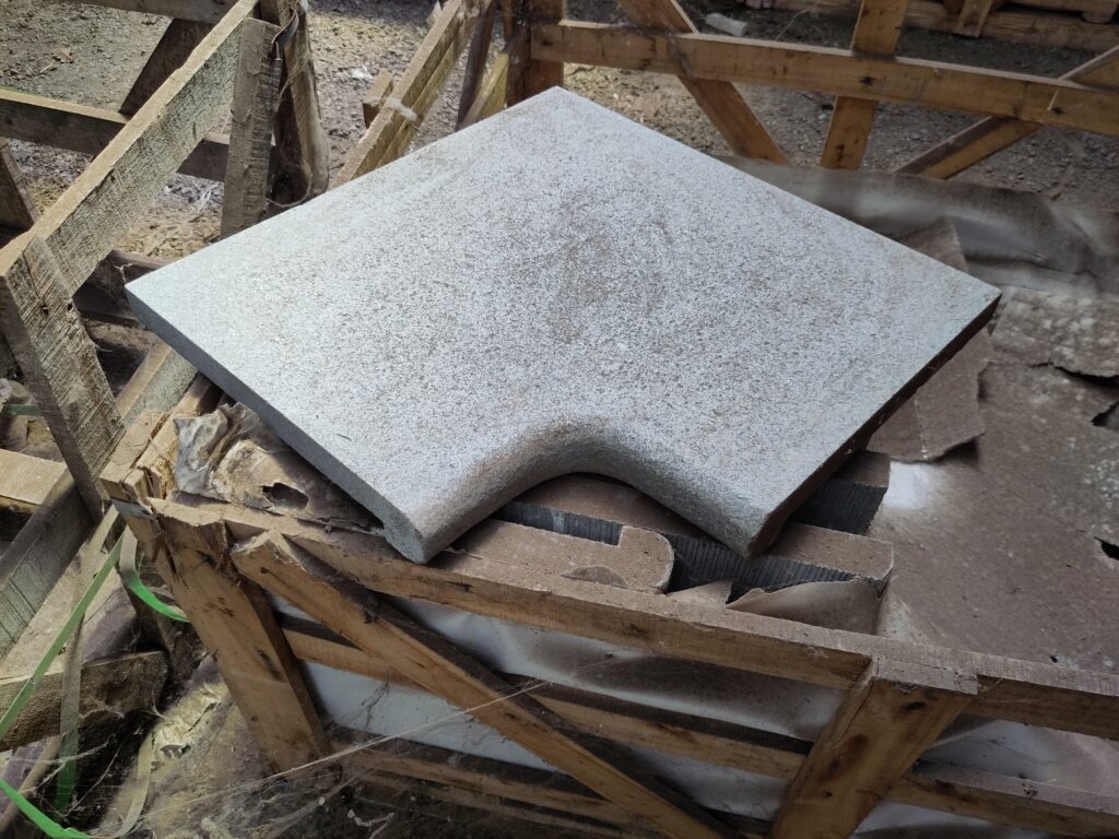 Zwembadrand Graniet Gebrand/binnenhoek/neus 35/50 X 35/50 X 3/5 (stuk)